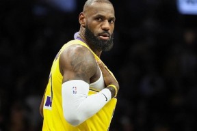 开云体育-詹姆斯回归赛场，大胜首场状态亮眼，独行侠观众沸腾！的简单介绍